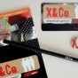 Starter-Set für X&Co.-Agenten, bestehend aus Logbuch, Agentenausweis, Buttons und Bleistift.